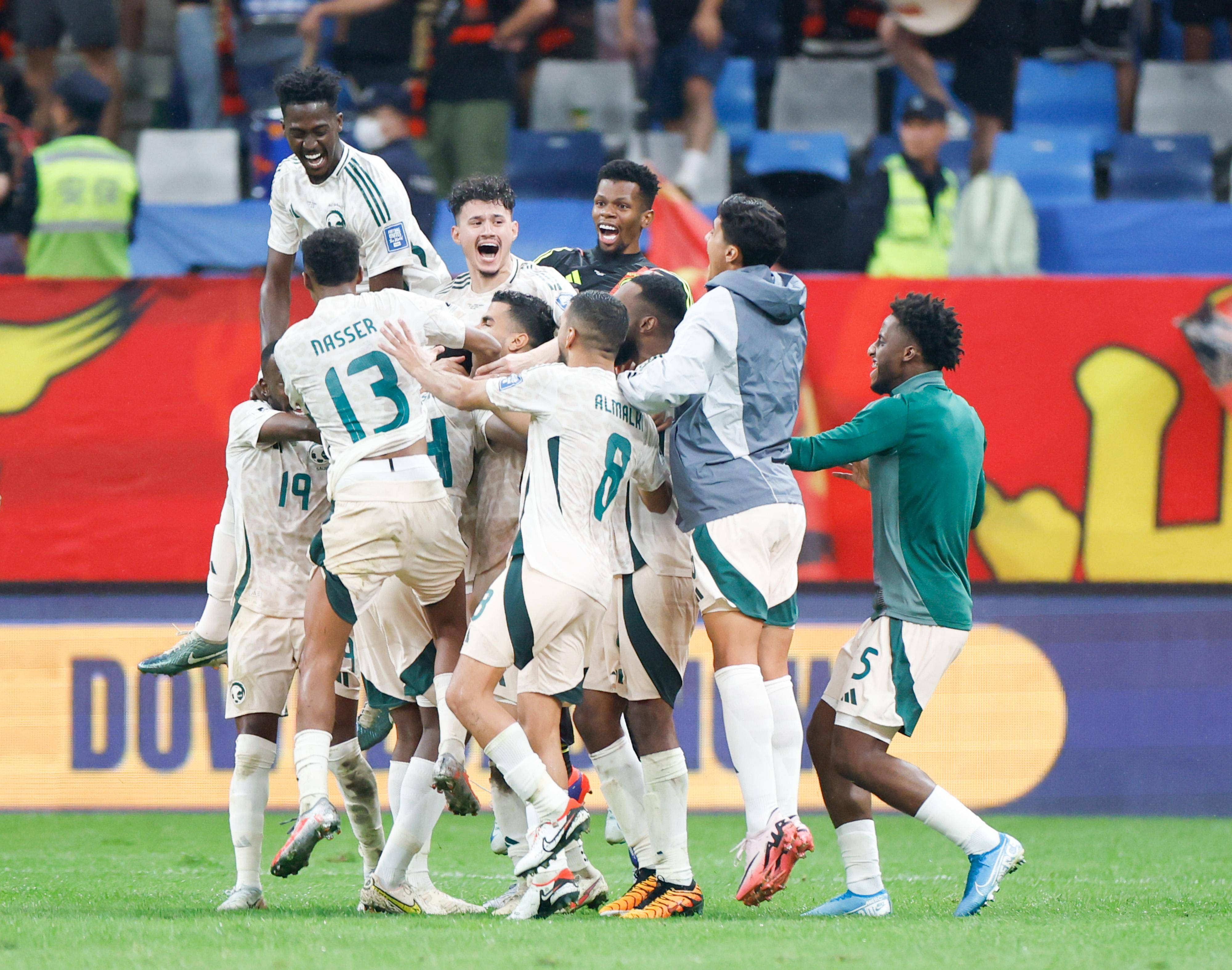 国际足球友谊赛继续进行，实力对比激烈厮杀，表现亮眼