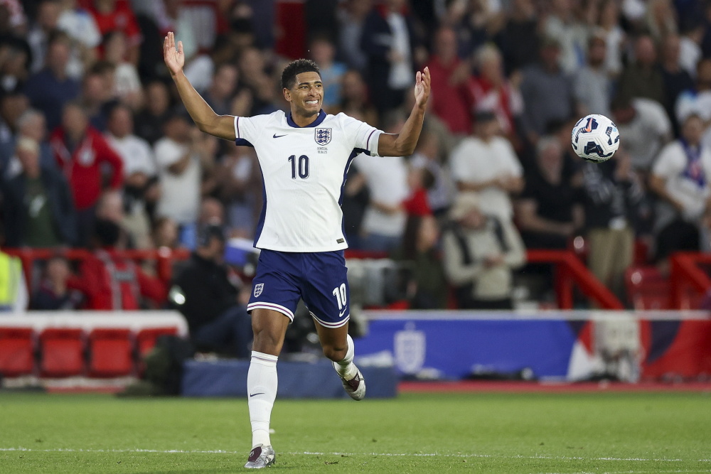 国际足球友谊赛继续进行，实力对比激烈厮杀，表现亮眼