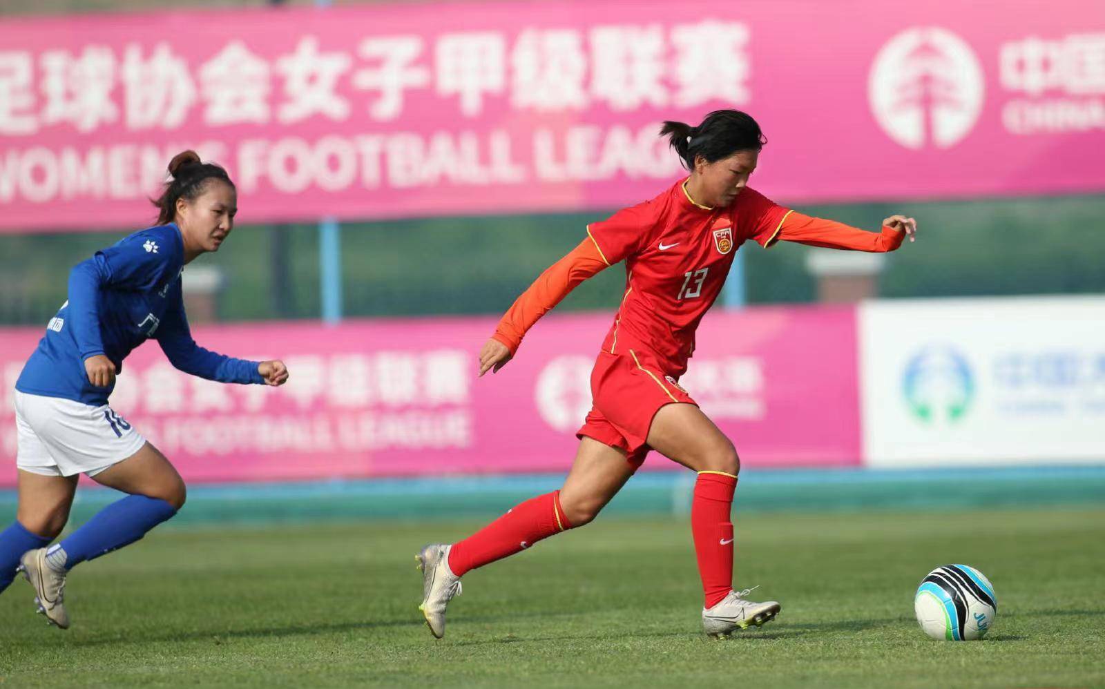 女足比赛中球员精彩演绎,教练赞叹不已,引发热议 女足比赛中球员精彩演绎,教练赞叹不已,引发热议