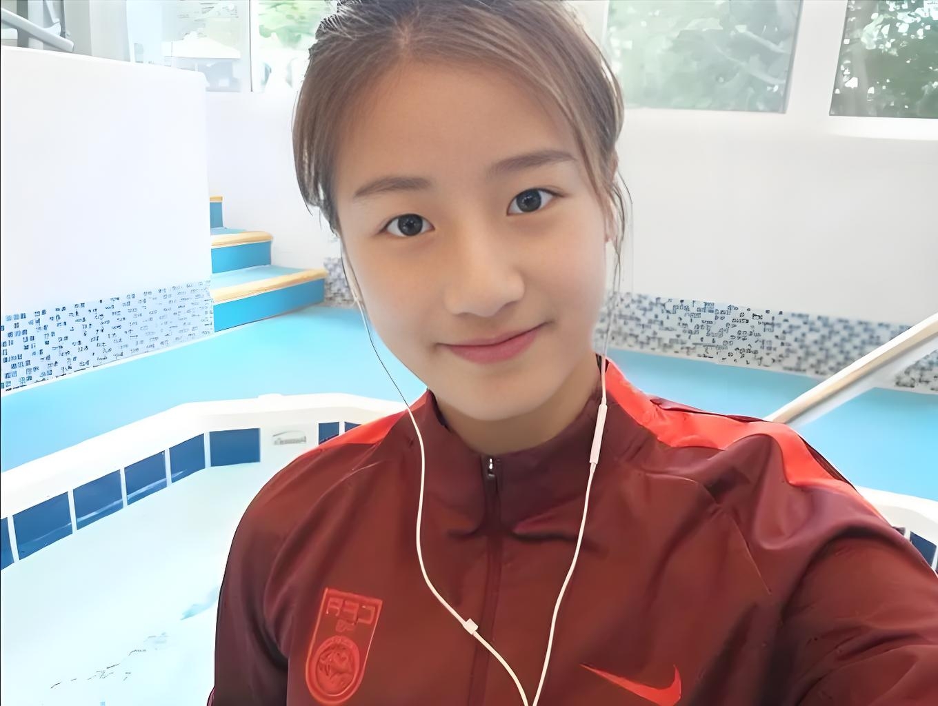 女足比赛中球员精彩演绎,教练赞叹不已,引发热议 女足比赛中球员精彩演绎,教练赞叹不已,引发热议