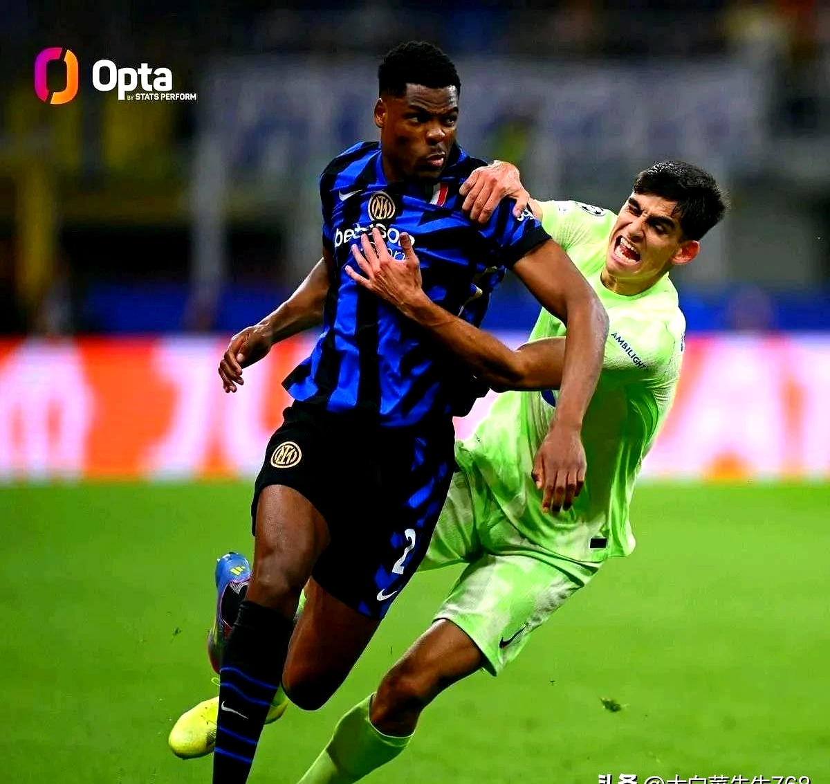 HKA碾压SHR，Zeus关键团战开团秒人焦点之战半决赛，引爆全场热议