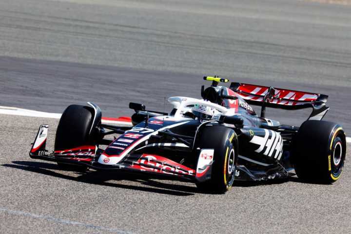 包含索伯车队险胜哈斯车队，阿隆索关键制胜的词条