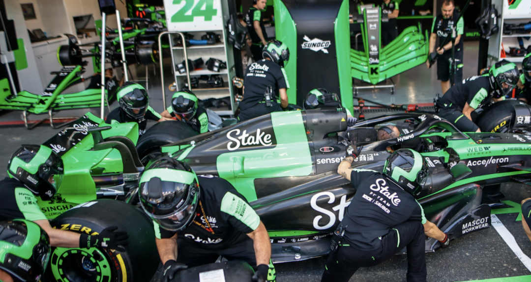 包含红牛车队鏖战索伯车队，汉密尔顿刷新纪录的词条