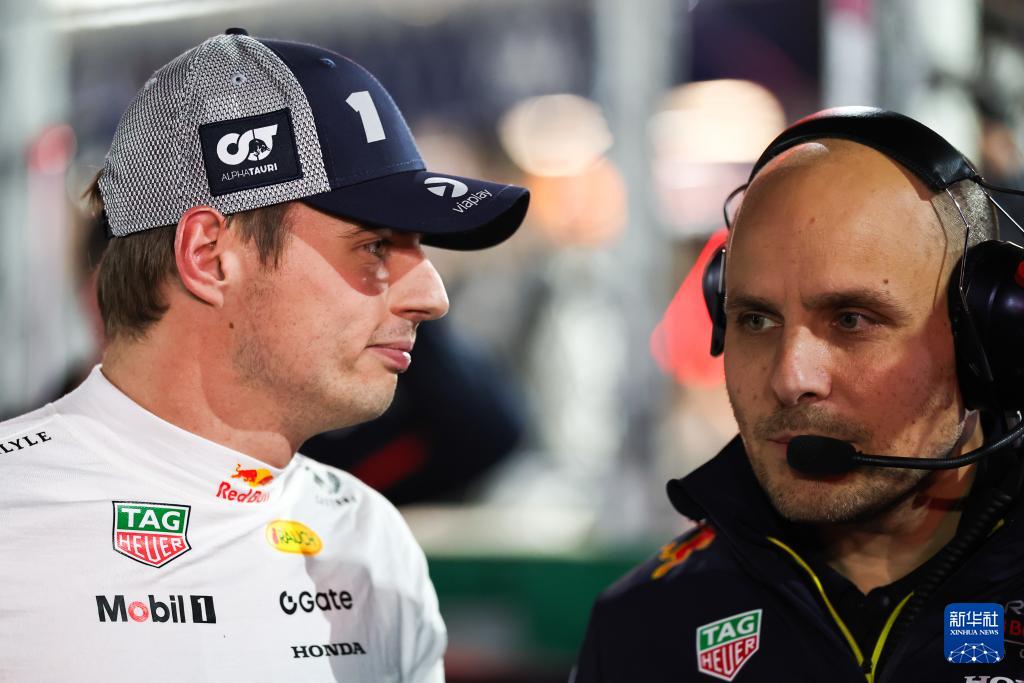 梅赛德斯横扫红牛二队，维斯塔潘带队取胜