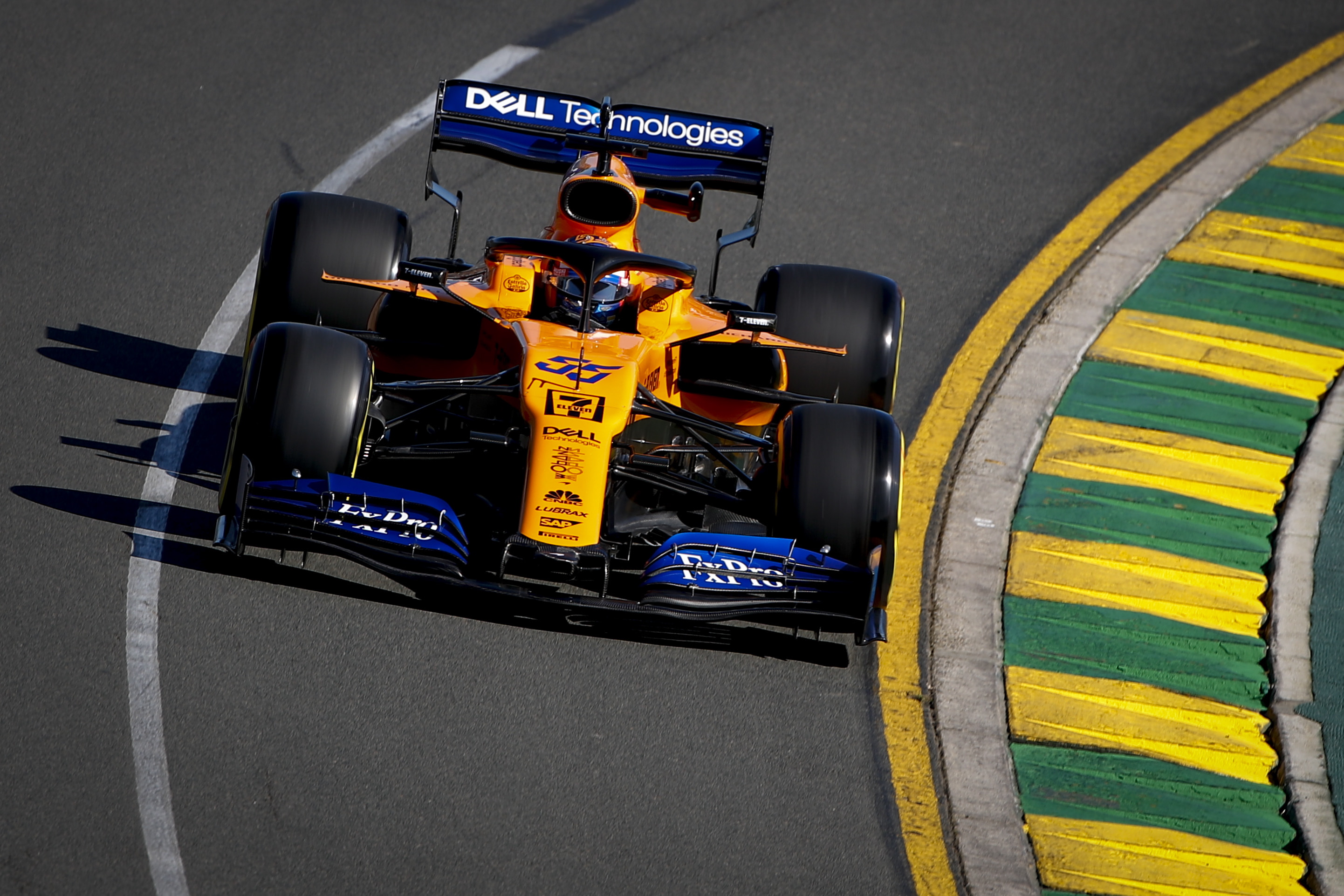 雷诺车队绝杀迈凯伦，塞恩斯惊艳四座